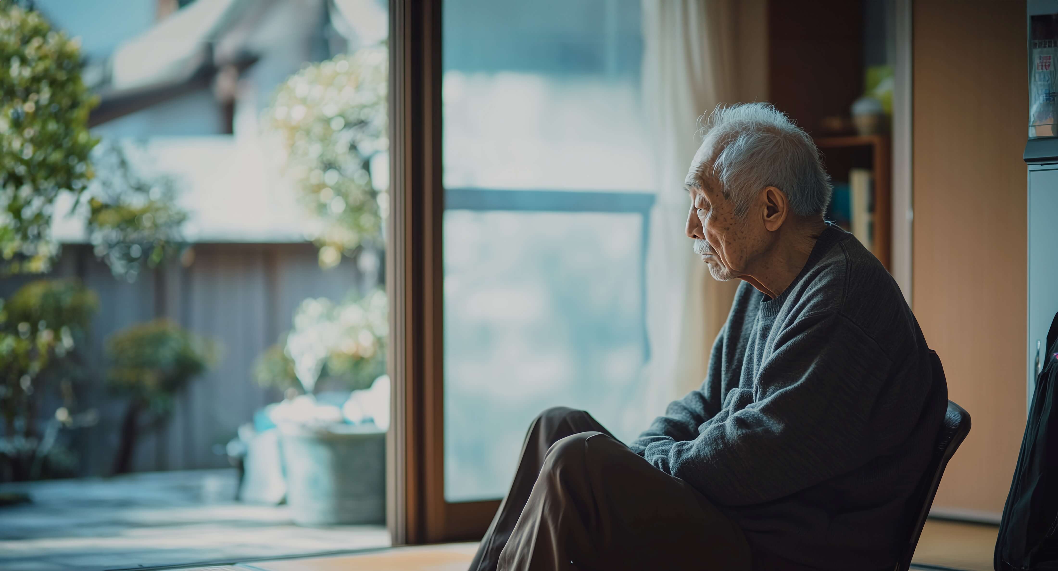 家の縁側で佇む老人